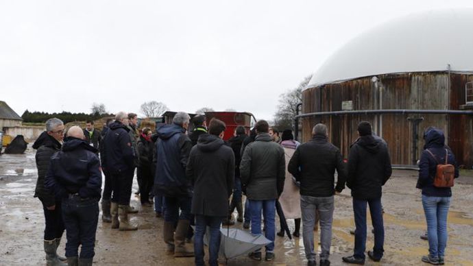 Les 75 participants ont visité, le 30 janvier au matin, l’exploitation du Gaec Adeline, à Mesnil-en-Ouche (Eure), qui a repensé son organisation autour de la méthanisation. © L. PETIT